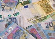 Euro začalo týden posílením nad 1,1000, akcie dál čekají na impuls