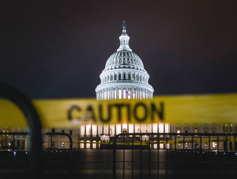 USA jednají o konci shutdownu,ČNB zůstane stabilní a ČEZ zítra zveřejní výsledky