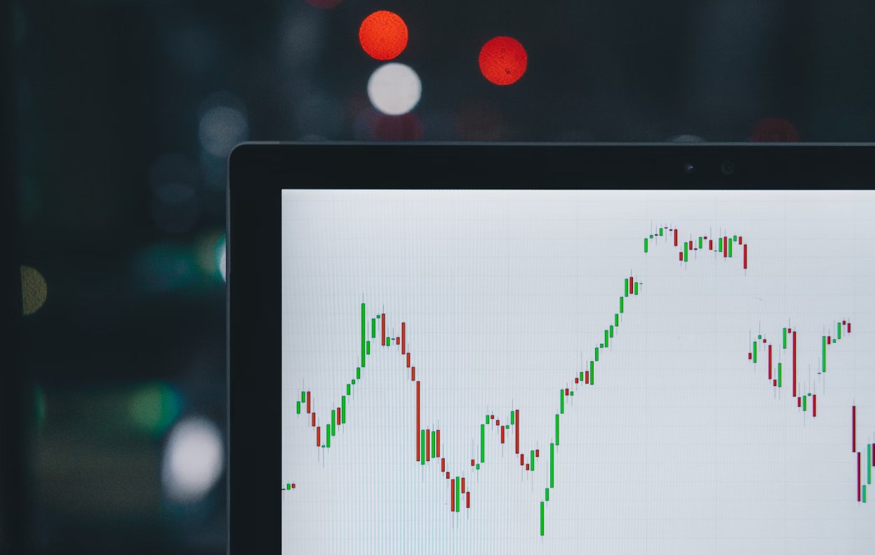 Investoři se připravují na konec kvartálu, Fed nechce spěchat se snižováním