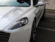 Automobilka Aston Martin loni díky vyšším cenám snížila ztrátu na polovinu