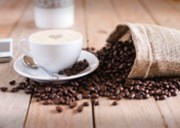 Celosvětové snížení zásob kávy žene ceny na šestileté maximum