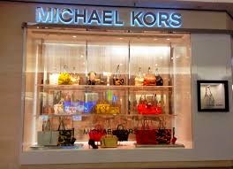 Michael Kors dále padá, škodí mu i Apple Watch a HENRYs