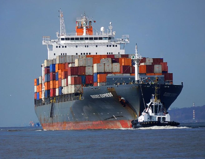 Belviport chce navýšit svůj podíl v ČEZ, Západ uvaluje sankce na Rusko a omikron se šíří na nákladních lodích