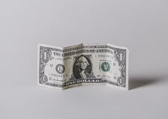 Summers: Probíhá uvolňování i bez poklesu sazeb, přechodnost inflace jde ruku v ruce s politikou předpokládající opak