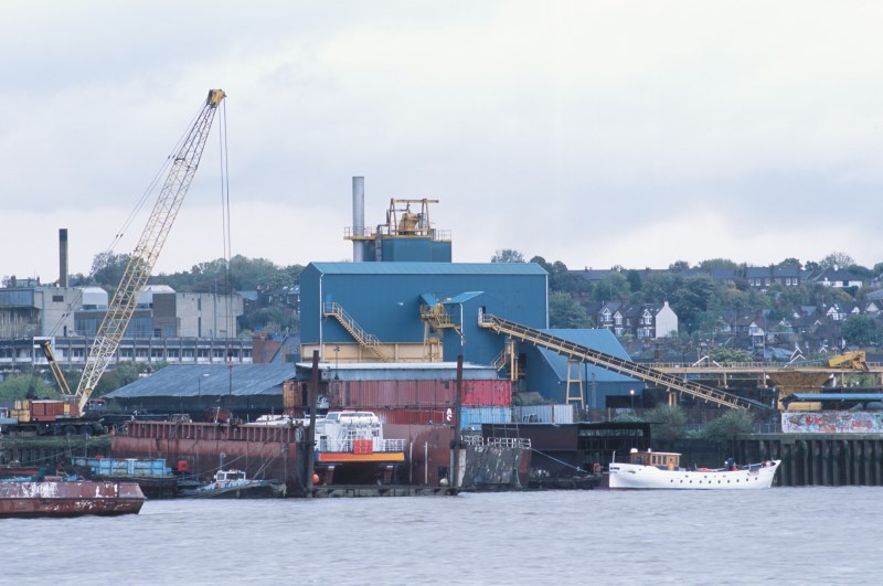 Eurozóna: Vývoz i dovoz v prosinci klesl, obchodní deficit nižší