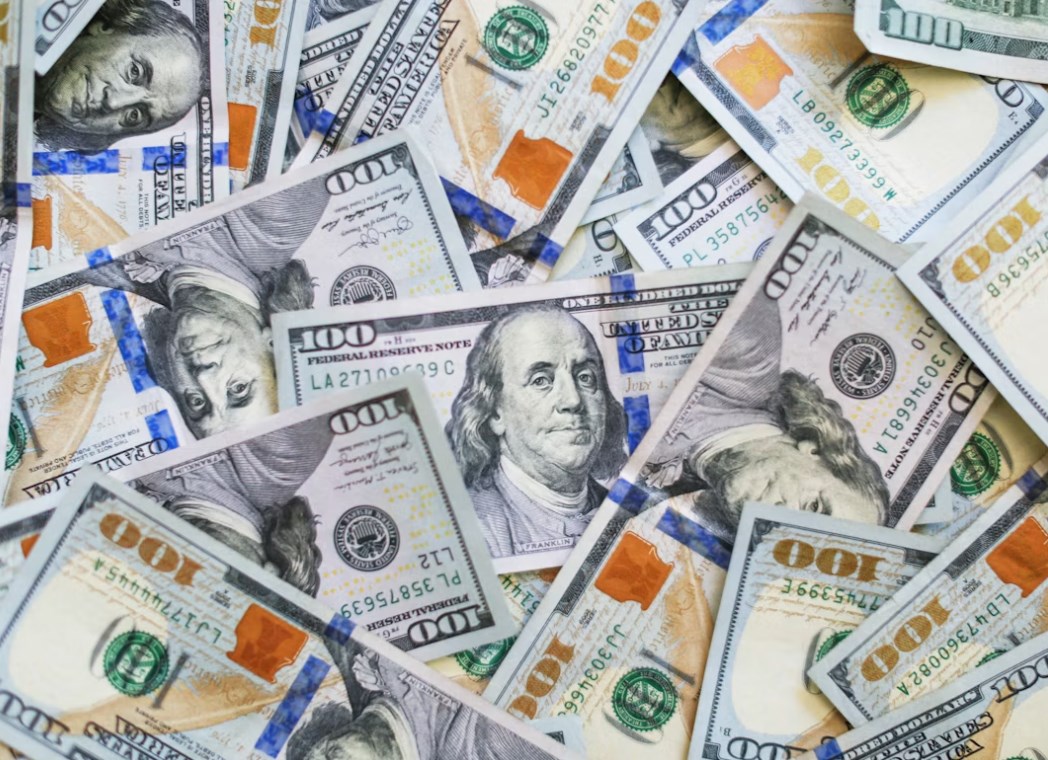 Trump slibuje Američanům 5000 USD a ECB míří ke zvýšení sazeb, když ropa drží inflaci vysoko