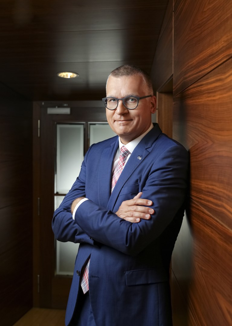 Sazby se budou muset přehoupnout přes čtyřku, říká viceguvernér ČNB Mora. Podle dalšího člena rady Holuba mohou jít až k 5 procentům