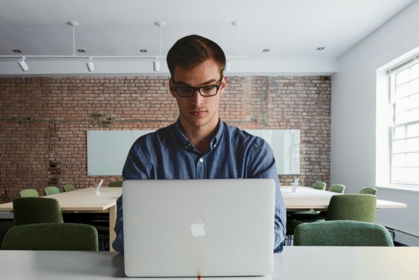 Hlavní trhy se zvedají, koruna je před ČNB v klidu