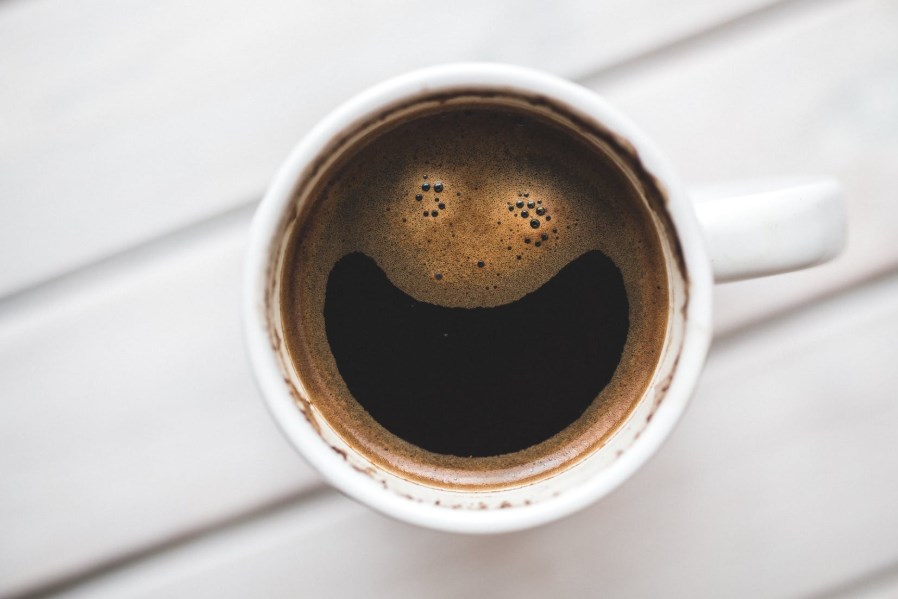 Odložení sankcí trhům zlepšuje náladu a akcie rostou. Je to však přechodná výhra