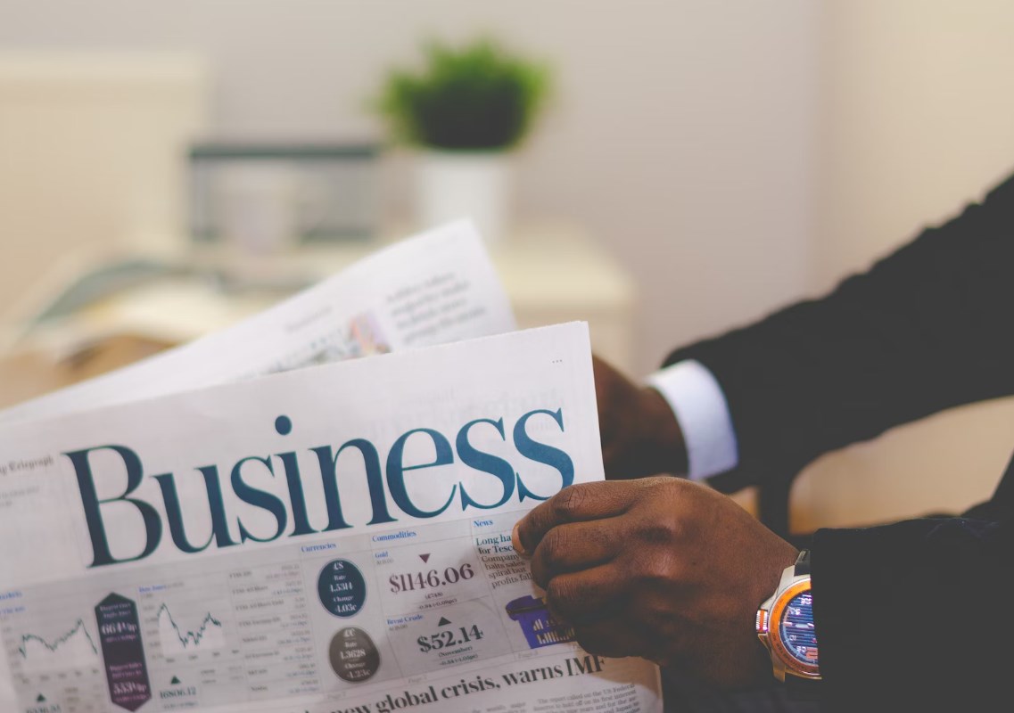 Moneta vydá nové dluhopisy, americká výnosová křivka se po včerejších datech otočila zpět a futures jsou červené