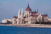 Maďarsko: Moody's snižuje rating na „Baa1“
