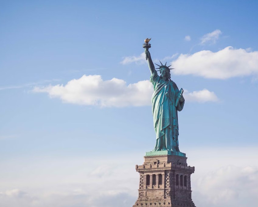 Růst americké ekonomiky ve čtvrtém čtvrtletí zpomalil pouze na 3,4 procenta