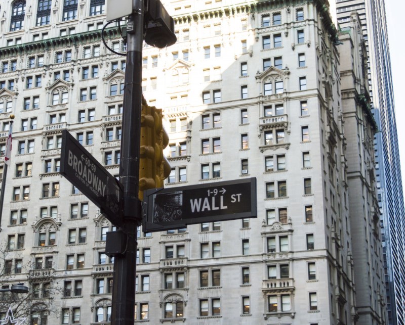 Trhy umazaly část počátečních ztrát, Twitter roste po sporu s Muskem