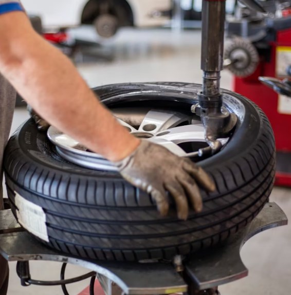 Rozbřesk: Íránský konflikt zvyšuje tlak na evropský automotive, sektor čelí zdražení vstupů i slabší poptávce