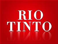 Těžařskému gigantu Rio Tinto ukrojil pokles cen železné rudy pětinu pololetního zisku. Drží však silný výhled a letos investuje 16 mld. USD
