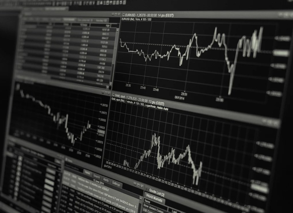 Smíšená makrodata a zprávy z fronty zvyšují nervozitu na trzích. Ceny ropy rostou