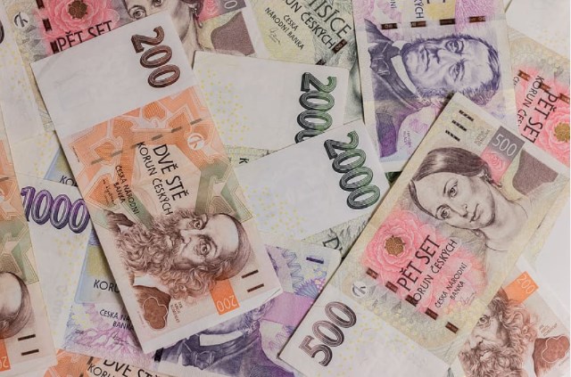 Korunový monitor: Strach z delta varianty začal korunu brzdit, oživení by díky proočkovanosti Evropy mělo pokračovat