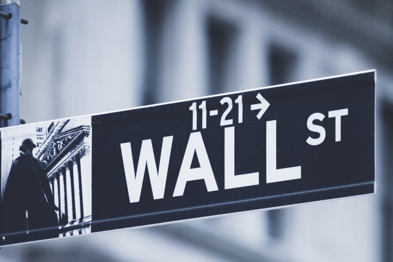 Rozbřesk: Americké akcie lámou nové rekordy, odtrhl se Wall street a “main street”?