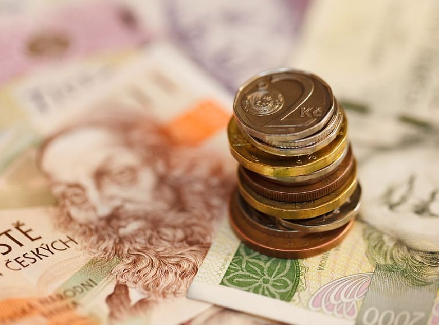 Rozbřesk: Vidina tvrdších opatření drží korunu pod tlakem