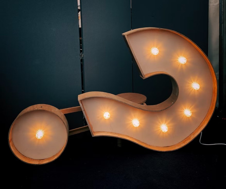 Otázka dostatečné restrikce monetární politiky – u nás a v USA