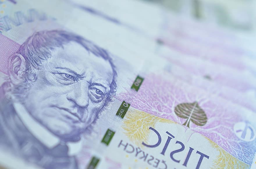 Akcie prohlubují propad, výrazné ztráty nabírá také koruna