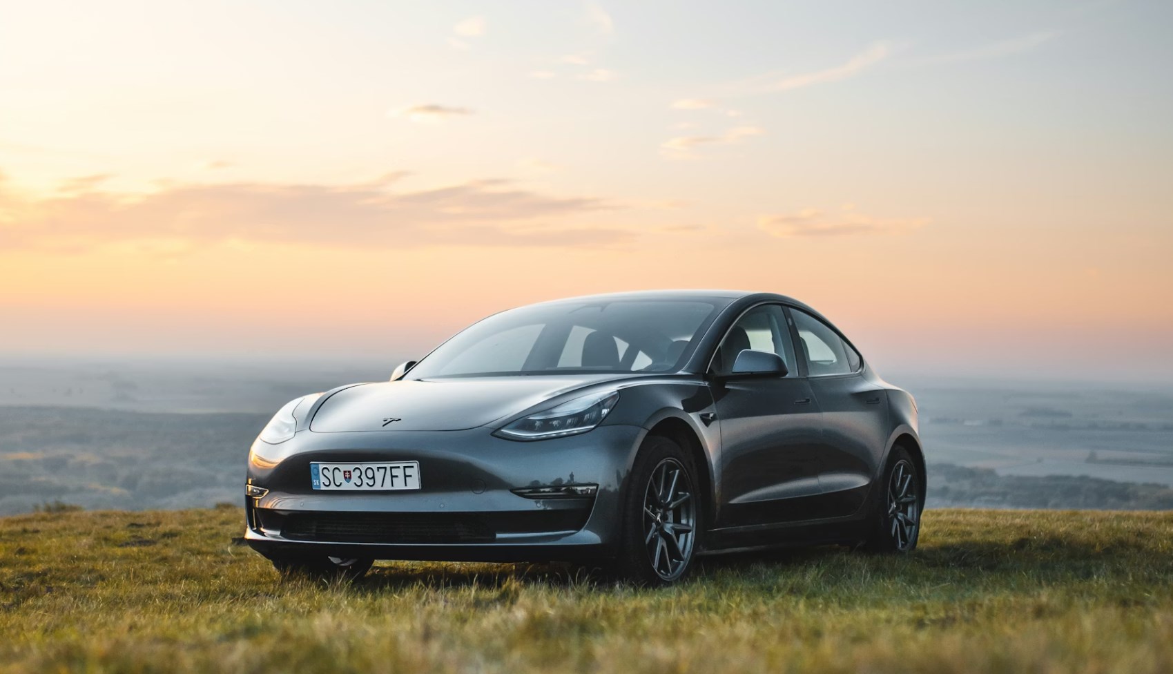 Víkendář: Tesla stojí na víře ve fyzickou AI, Apple by měl zahýbat se Siri