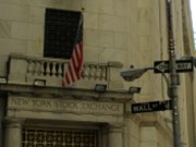 Wall Street v minulém týdnu ztrácela v čele s telekomunikacemi, dařilo se financím