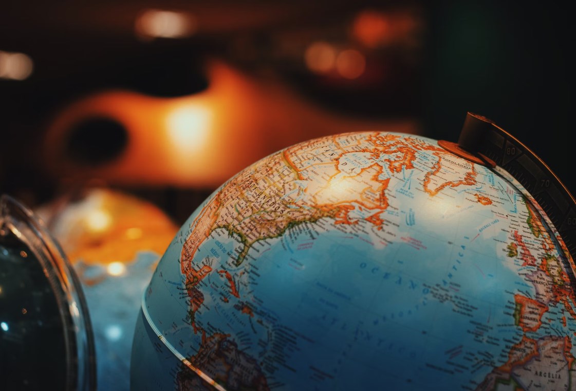 Dezinflace, hyperinflace, či deflace? Výhled na světové ceny v roce 2024 podle Bloomberg Economics