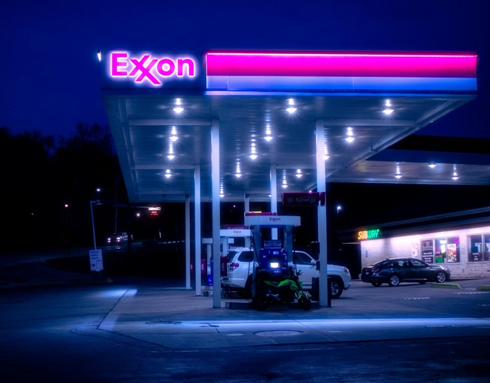 Trump oznamuje rozsáhlé návrhy a chce kontrolovat venezuelskou ropu, Exxon se slabšími výsledky