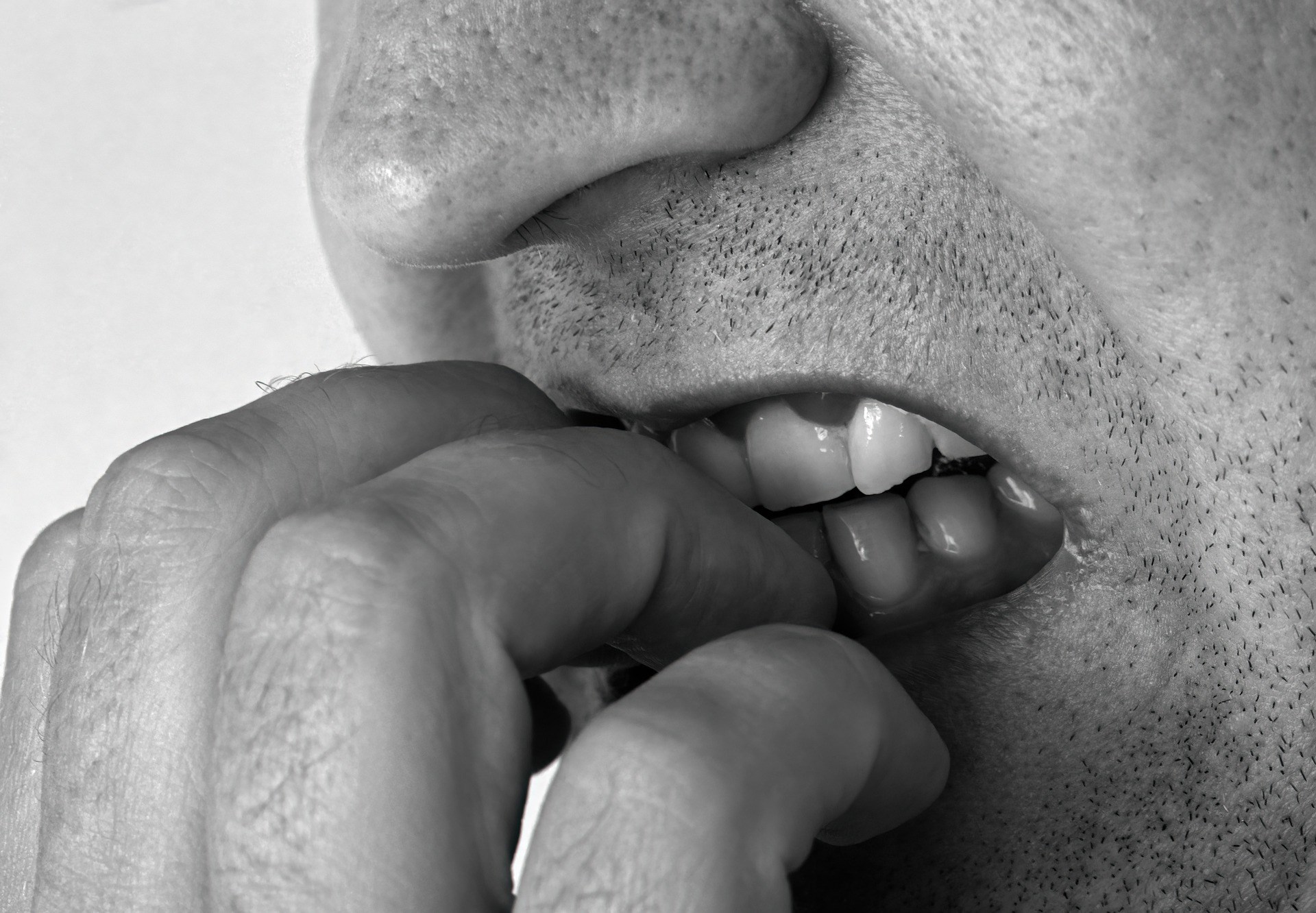 Nervozita stoupá s novými zprávami. Akcie v červeném, dolar na koni