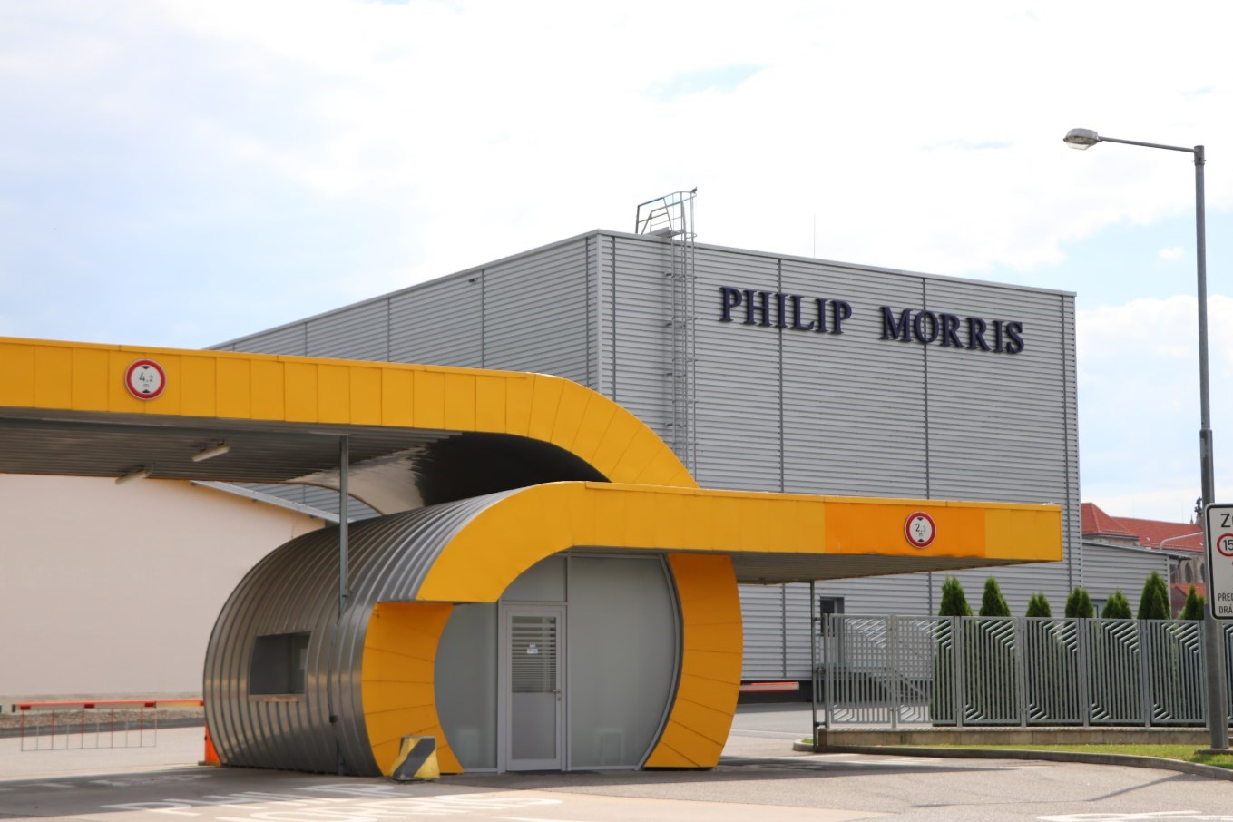 Komentář analytika: Philip Morris zapsal pokles zisku a tržního podílu, výhled je ale optimistický