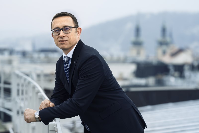 Tomáš Holub (ČNB): Česká ekonomika je teď hodně duální. Export brzdí zahraničí, domov podporují státní peníze