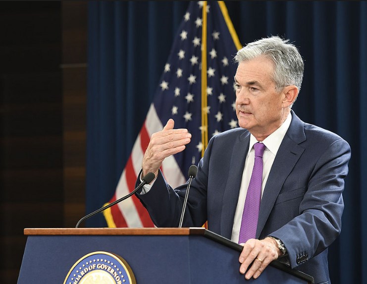 Tržní optimismus před vystoupením šéfa Fedu vyprchal. Libra však využívá spekulací o brexitu