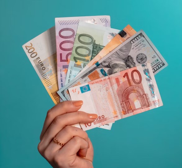 Inflační očekávání mezi spotřebiteli v eurozóně výrazně klesla, ukázal průzkum ECB