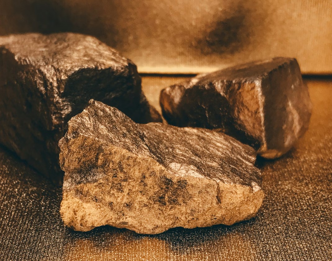 USA a Írán budou jednat v Ženevě, BHP těží z růstu cen kovů a SpaceX a xAI v užším výběru Pentagonu