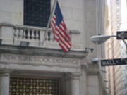 Wall Street v zelených číslech; béžová kniha značí mírný ekonomický růst