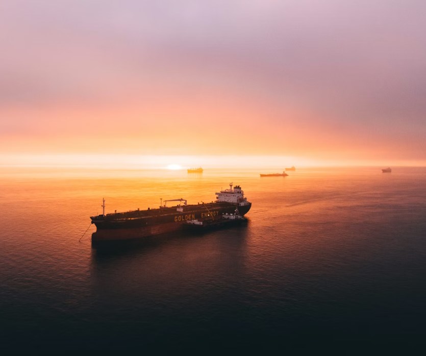 Hormuzský průliv se zastavil. Tankery stojí, cena ropy Brent stagnuje