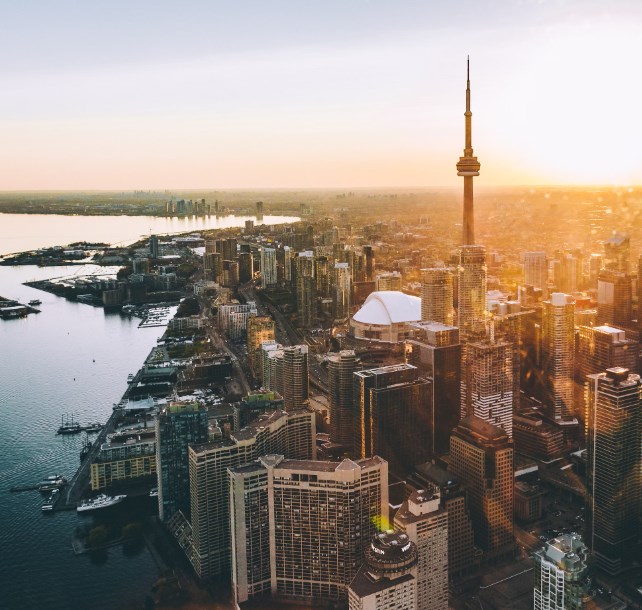 Akcie Amazonu klesly po slabých prognózách, Kanaďané podporují vývozní daně na ropu jako odpověď Trumpovi a evropské futures jsou smíšené