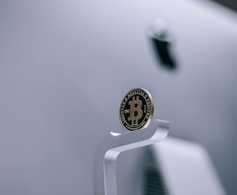 Cena kryptoměny bitcoin poprvé vystoupila nad 50.000 USD