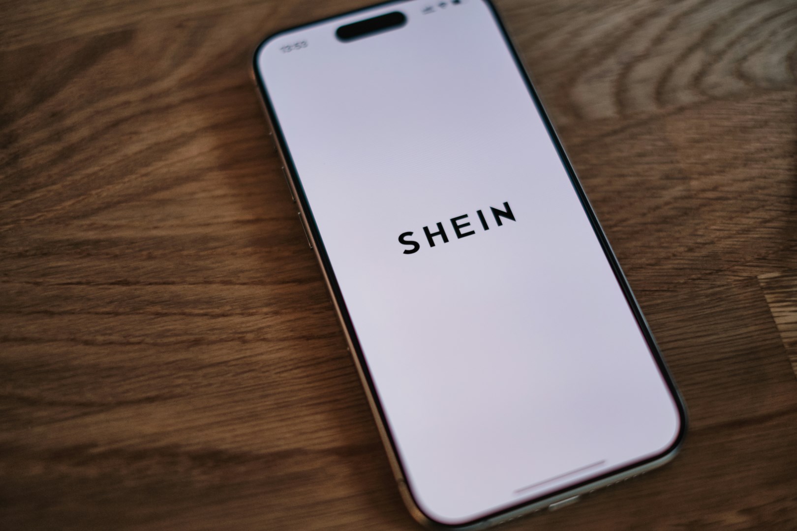 Nepovedený start Sheinu na burze: akcie pod prodejním tlakem klesaly až o 10 procent