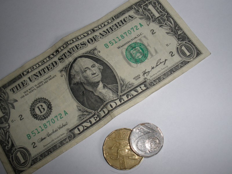 Dolar posílil s americkými daty, koruně se podařilo navýšit zisky