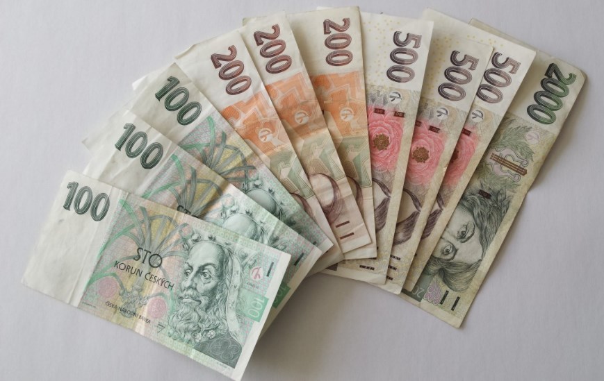 Růst evropských akcií vyprchal, korunu naopak nakopla agresivní ČNB