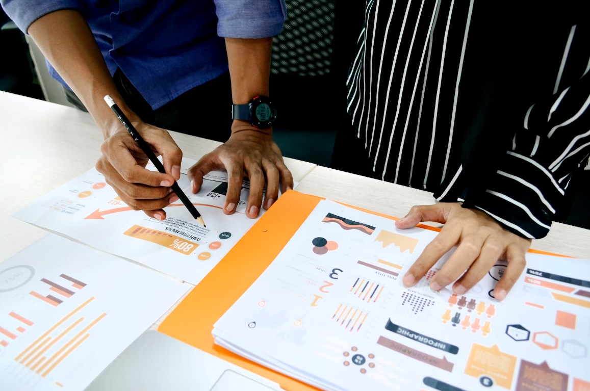 Akcie se odpoledne snaží odolávat strmému růstu výnosů, pozornost míří k zítřejším datům