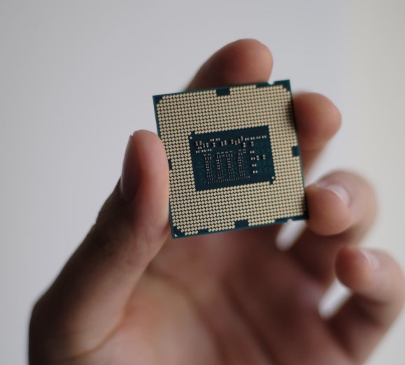 Výrobce čipů ASML je díky vývozu do Číny v zisku, má ale málo zakázek