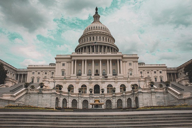 Jednání v Kongresu se vyhrocuje, trhy na riziko vládní uzávěry reagují lehce negativně