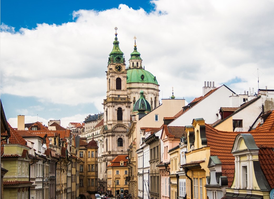 Konec týdne pozitivní pro evropské akcie, v čele tentokrát Praha