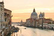 Víkendář: Skutečný počet nakažených a poučné italské zkušenosti