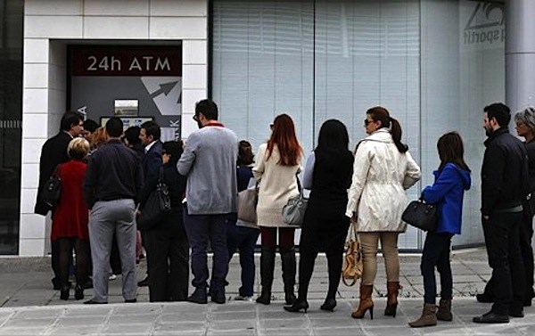 ECB radí Řekům: Zavřete své banky!