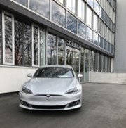 Tesla omezí plány na uzavírání prodejen, ale zdraží svá auta