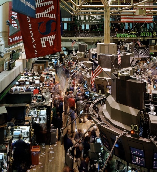 Nálada po nákupní mánii přece jen uvadá, akcie se však nevzdávají